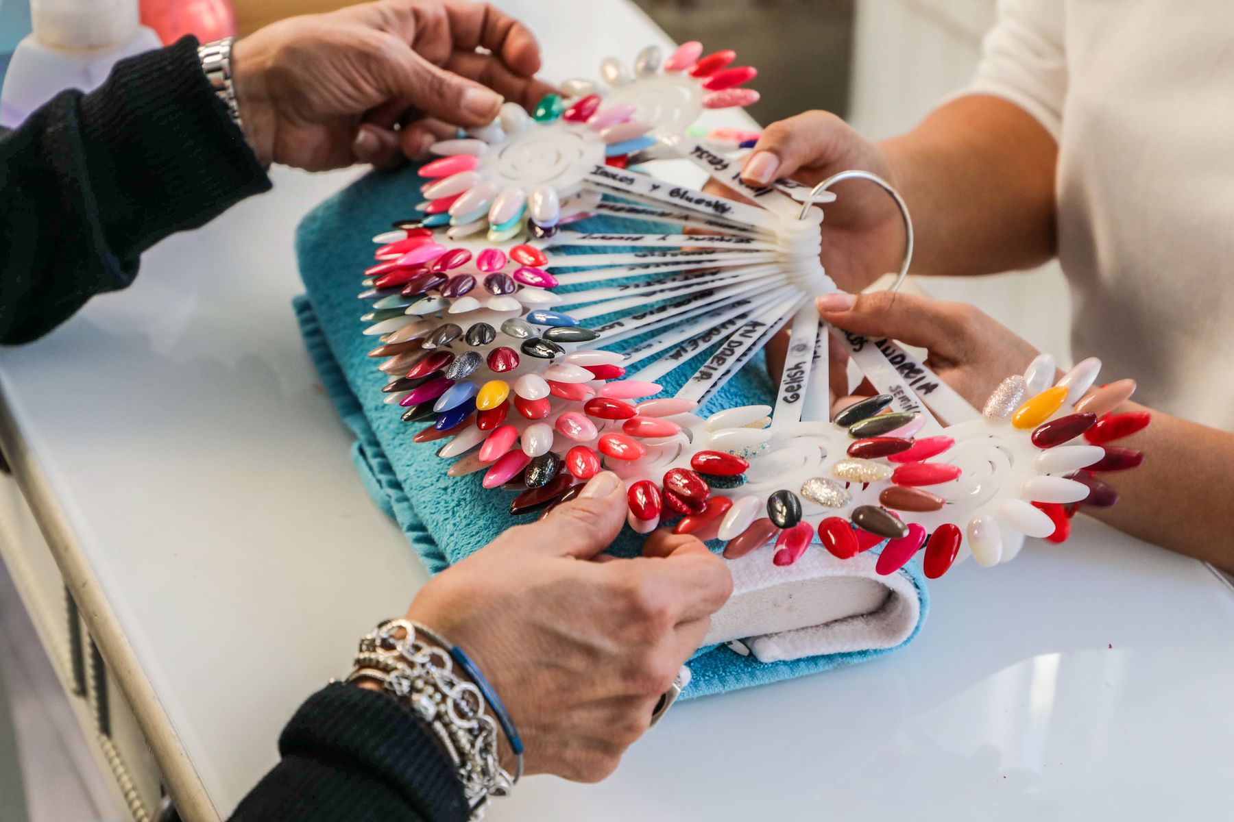 Choix d'un modèle sur nuancier d'ongles