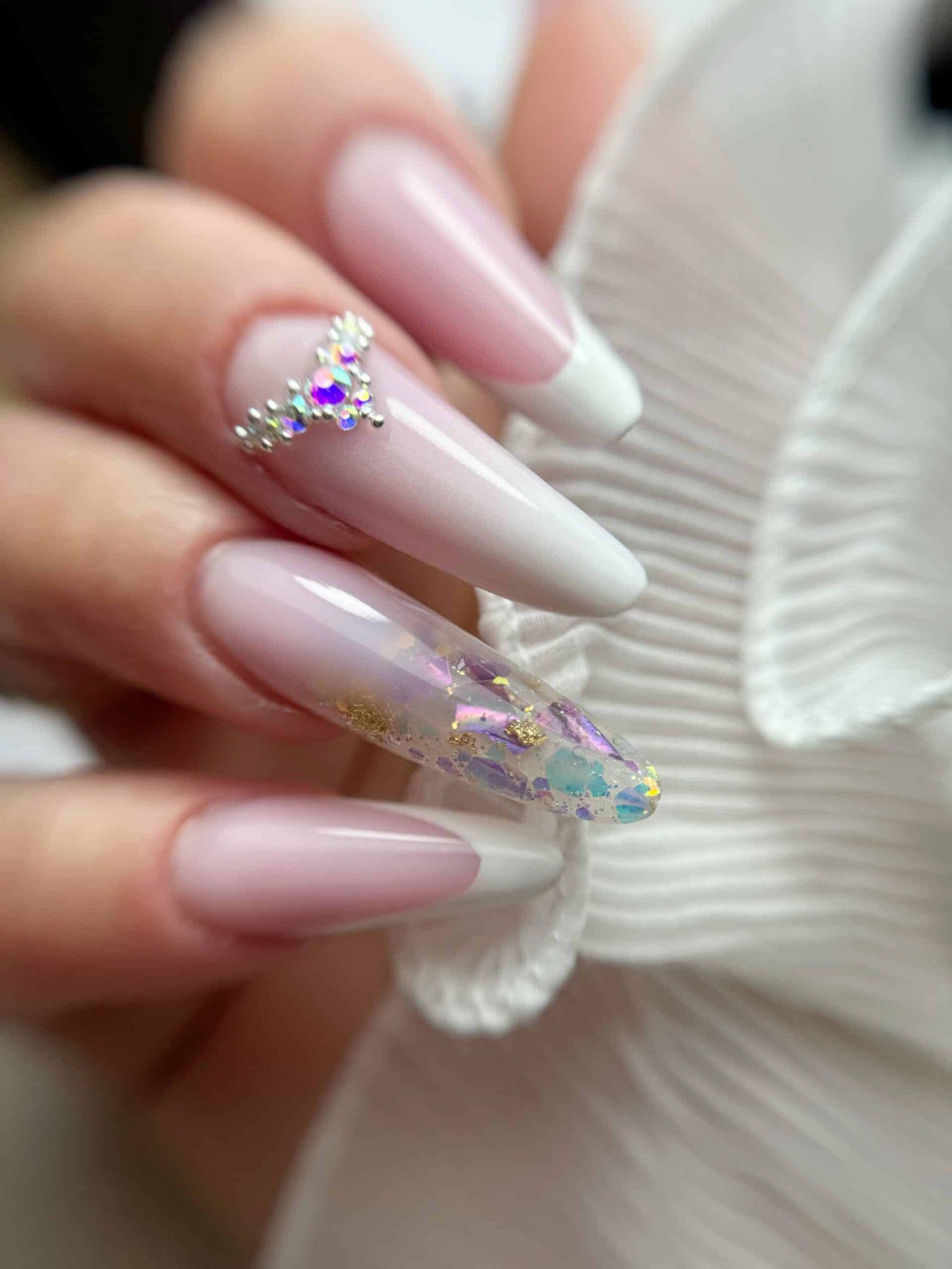 Pose d'ongles en gel avec décor