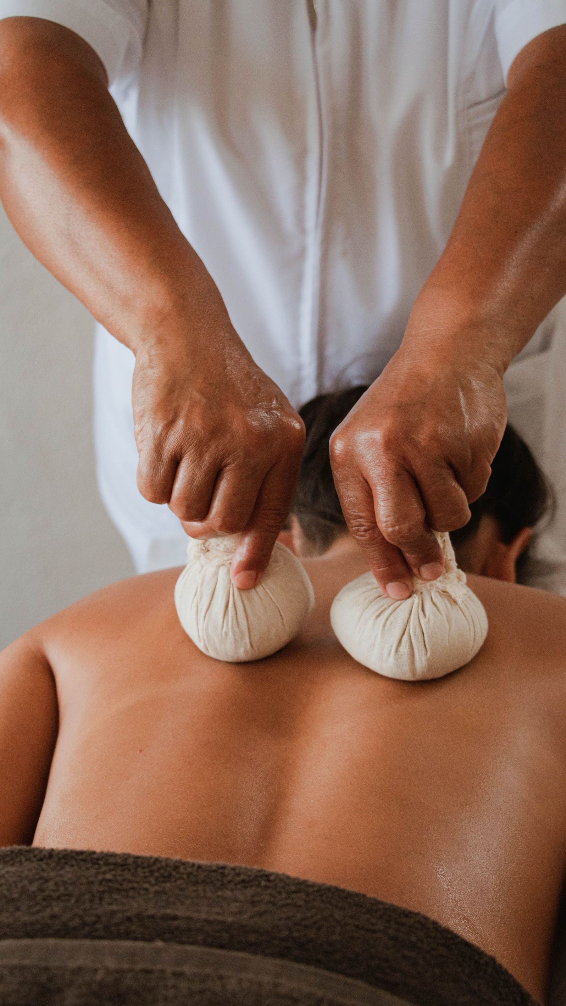 Massage aux pochons de plantes