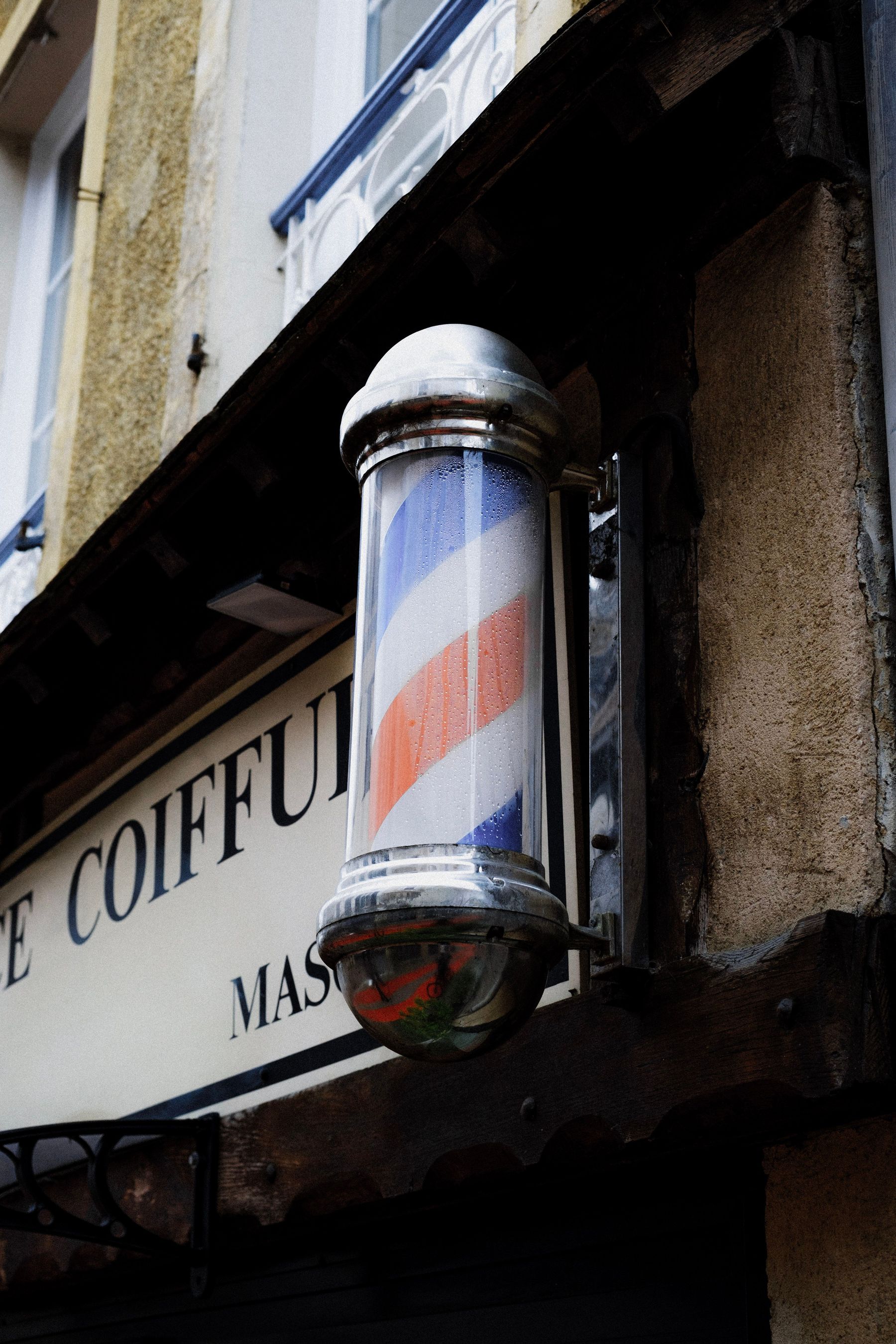 Enseigne de barbier dans la rue