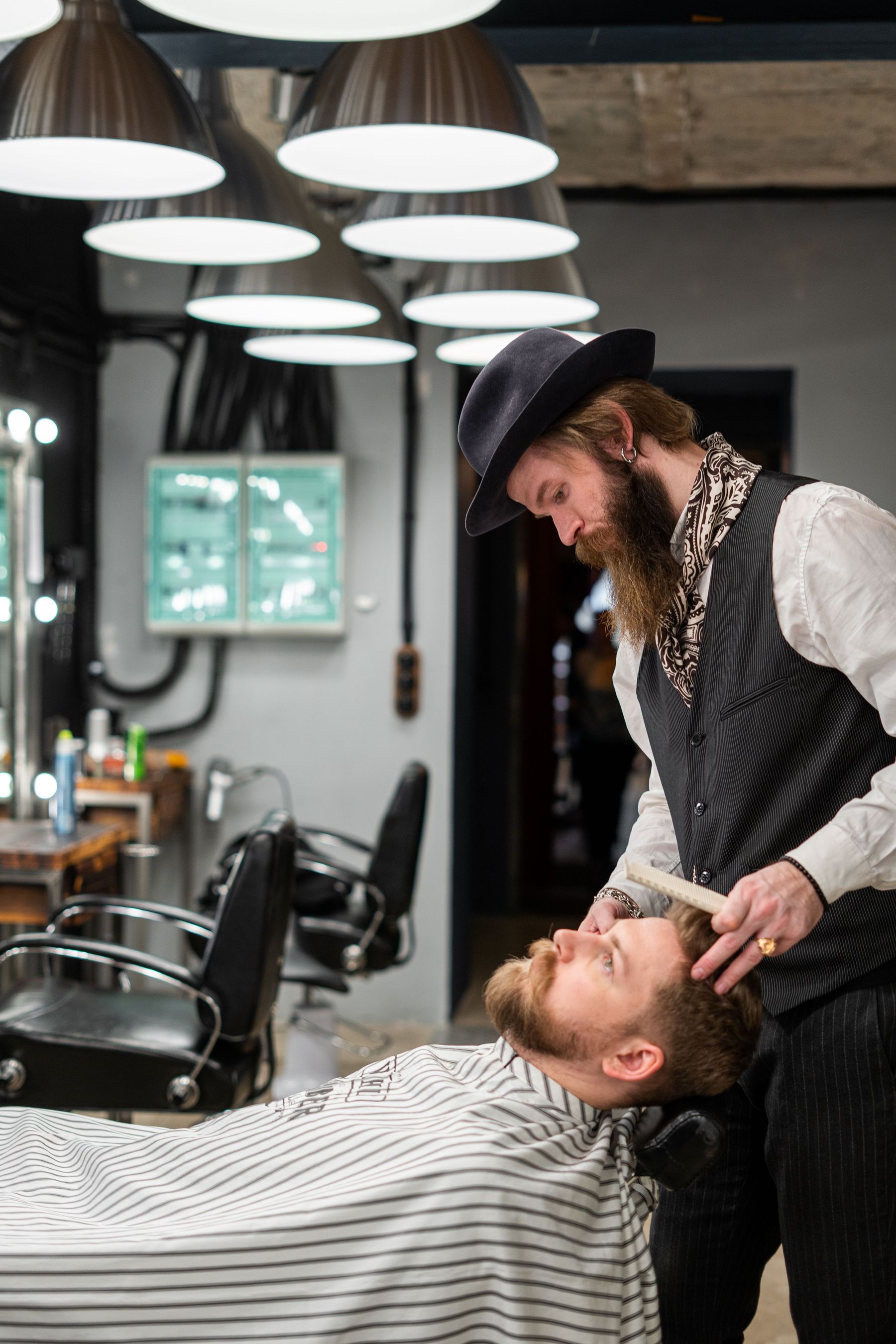 Barbier au travail dans son salon