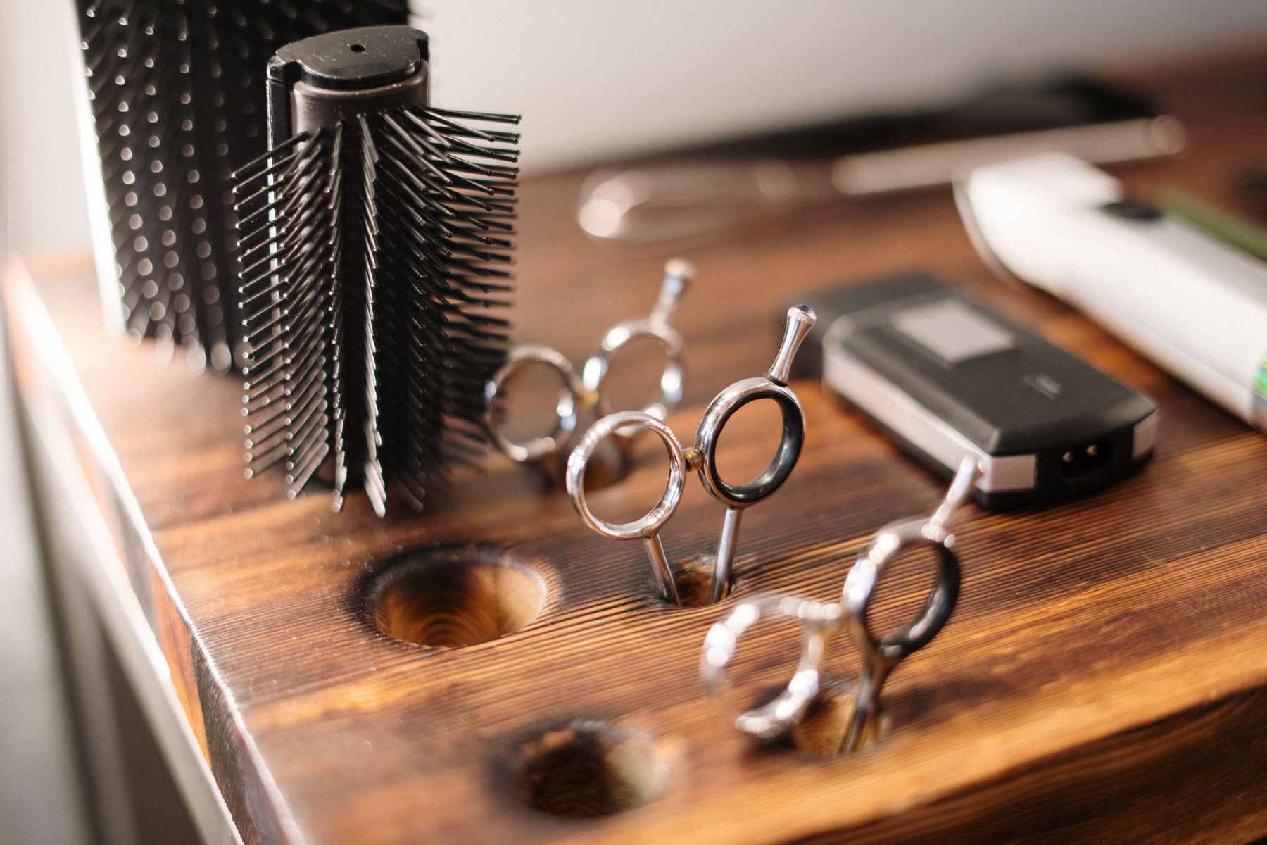 Ciseaux et brosses de coiffure sur le plan de travail