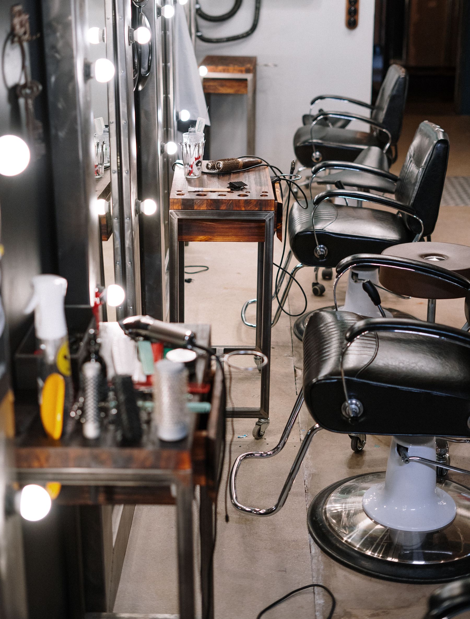 Fauteuils et miroirs d'un salon de coiffure