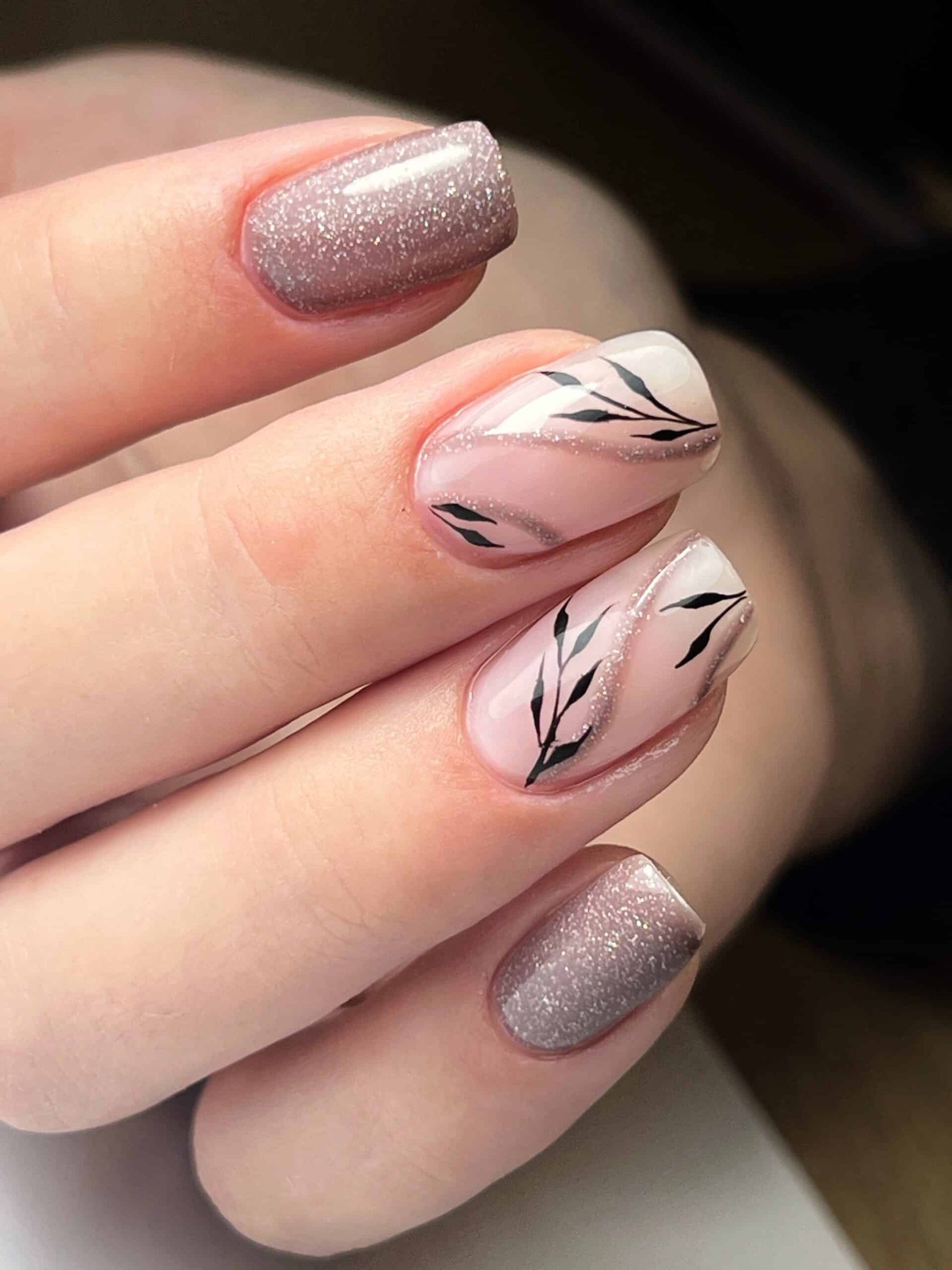 Nail art floral sur ongles semi-permanents