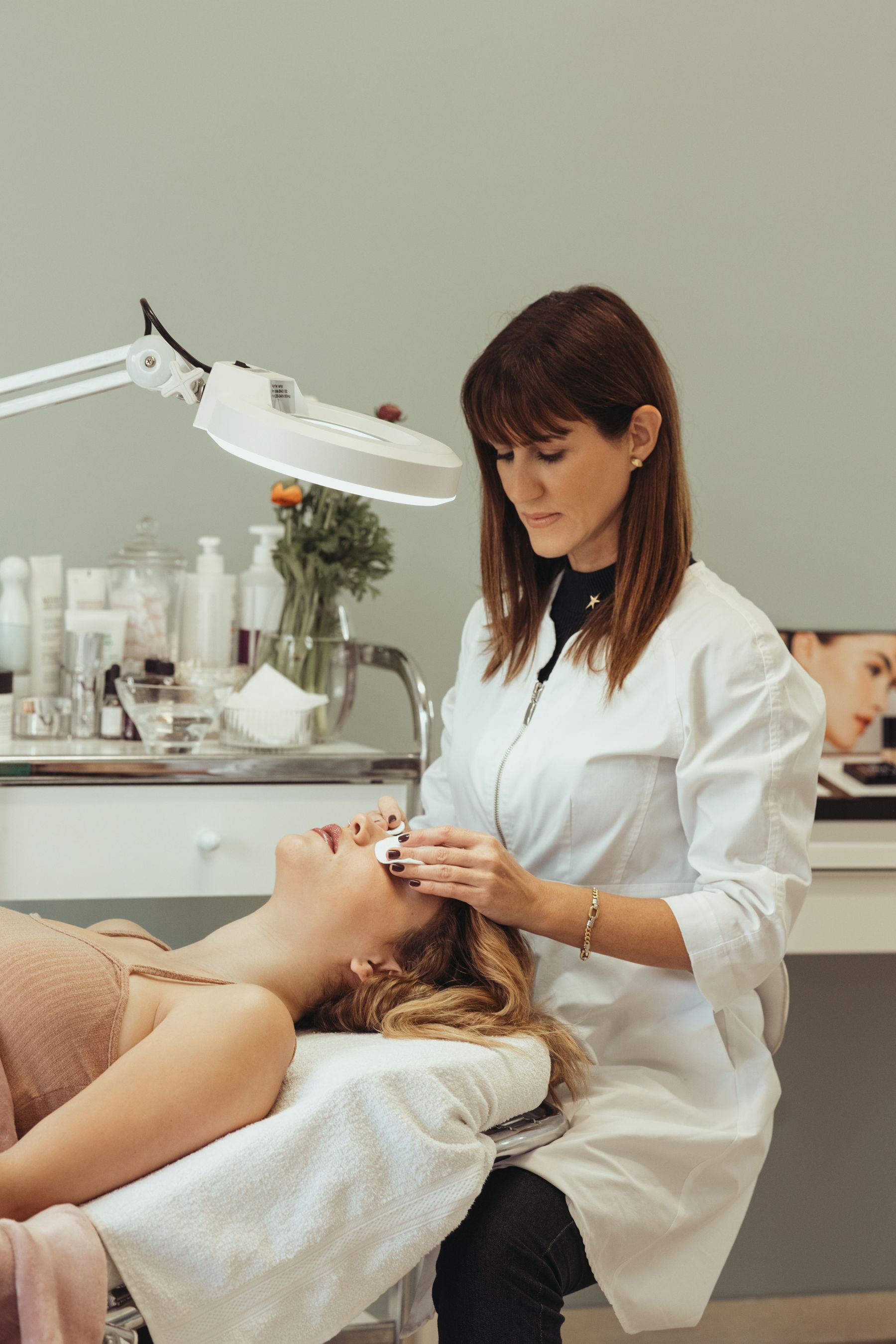 Soin du visage sous loupe en cabine