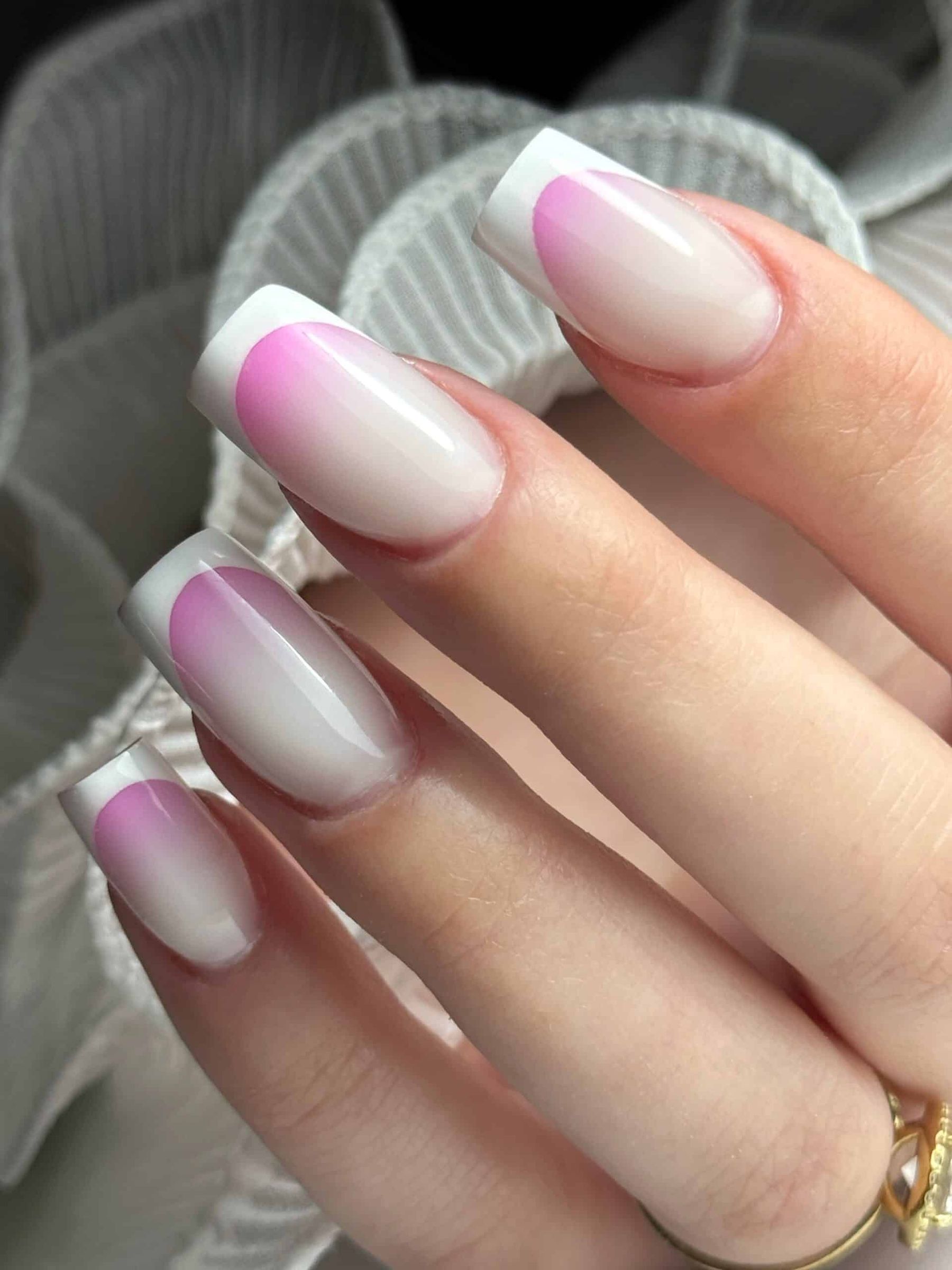 Ongles en dégradé rose et blanc