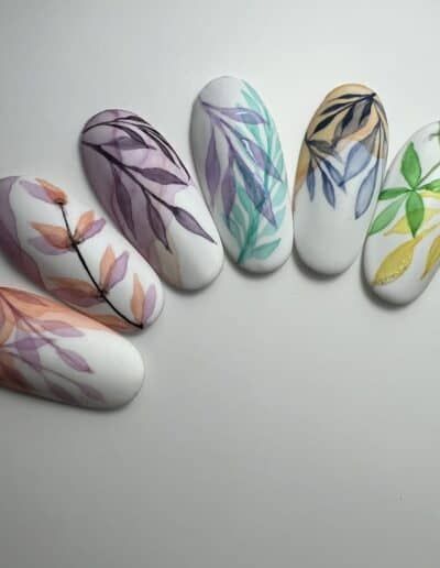 Modèles de nail art posés à plat